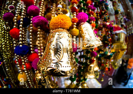 Dangling goldenen Dekorationen mit Glocken und Puffs in einem Store in chandni Chowk Delhi hängen. Diese Dekorationen sind perfekt für Hochzeiten, Events, Christus Stockfoto