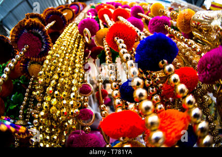 Dangling goldenen Dekorationen mit Glocken und Puffs in einem Store in chandni Chowk Delhi hängen. Diese Dekorationen sind perfekt für Hochzeiten, Events, Christus Stockfoto