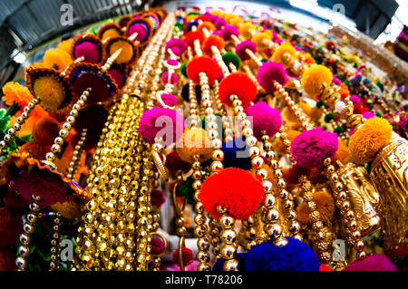 Dangling goldenen Dekorationen mit Glocken und Puffs in einem Store in chandni Chowk Delhi hängen. Diese Dekorationen sind perfekt für Hochzeiten, Events, Christus Stockfoto