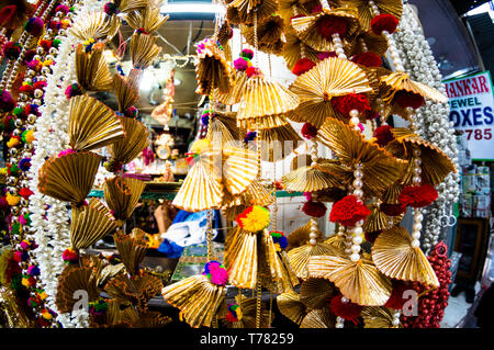 Dangling goldenen Dekorationen mit Glocken und Puffs in einem Store in chandni Chowk Delhi hängen. Diese Dekorationen sind perfekt für Hochzeiten, Events, Christus Stockfoto