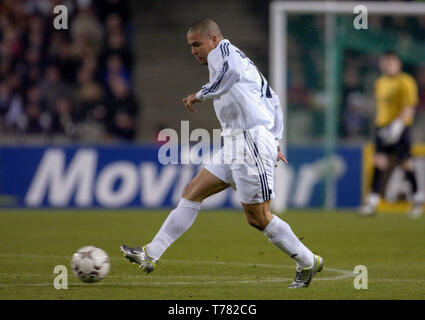 Estadio Olimpic Lluis Companys Barcelona Spanien, 2.2 2003, Fußball: Primera Division, Espanyol Barcelona (blau) vs Real Madrid (weiss) 2:2 -----Ronaldo (RMA) Stockfoto