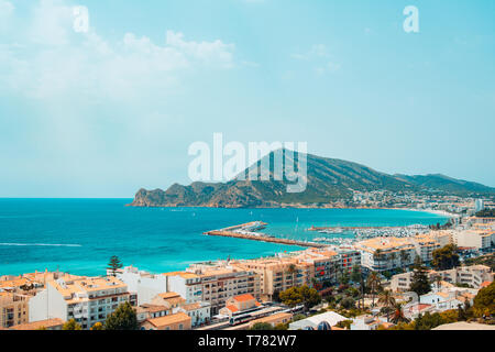 Mittelmeer in Altea, Alicante, Spanien. Blaugrün und Orange Stil. Stockfoto