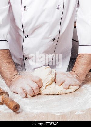 Männliche Chef knetet den Teig, Hände, Nahaufnahme Stockfoto