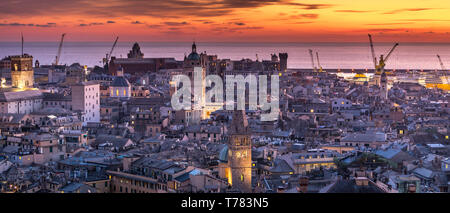 Genua, Italien: schöne Sonnenuntergang Antenne Panoramablick von Genua historische Altstadt (Kathedrale San Lorenzo, den Dom, Palazzo Ducale), das Meer und den Hafen Stockfoto