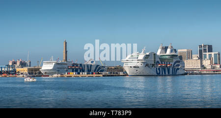 Genua, Genua, Italien: Fähren und Kreuzfahrtschiffe in den Hafen von Genua (Genova), mit Leuchtturm Lanterna, Torri Faro und Terminal Traghetti Stockfoto