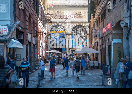 Genua, Genua, Italien: Touristen und Einheimische zu Fuß rund um die Piazza Banchi und Loggia della Mercanzia in der Altstadt, mit traditionellen Bar dehors Stockfoto