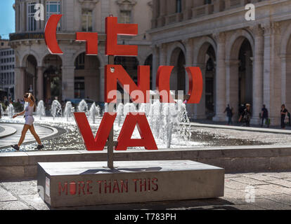 Genua, Genua, Italien: Die roten Buchstaben Genova mehr als das neue Schlagwort für die Stadt, Piazza De Ferrari und dem Brunnen Stockfoto