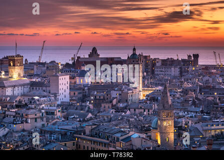 Genua, Italien: schöne Sonnenuntergang Antenne Panoramablick von Genua historische Altstadt (Kathedrale San Lorenzo, den Dom, Palazzo Ducale), das Meer und den Hafen Stockfoto