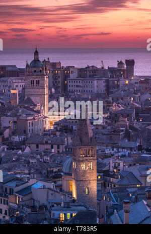 Genua, Italien: schöne Sonnenuntergang Antenne Panoramablick von Genua historische Altstadt (Kathedrale San Lorenzo, den Dom, Palazzo Ducale), das Meer und den Hafen Stockfoto