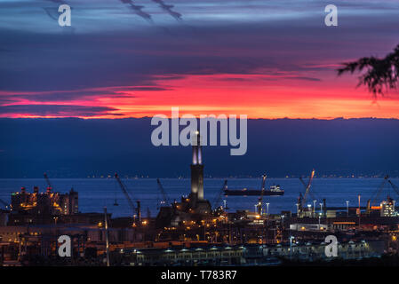 Genua, Genua, Italien: Sonnenuntergang Antenne Panoramablick auf den Leuchtturm Lanterna (Wahrzeichen der Stadt) und der Hafen in der Dämmerung Stockfoto