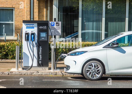 Elektroauto gesteckt Evolt Point in Cambridge, England, UK. Stockfoto