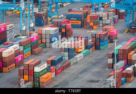 Genua, Genua, Italien: Luftaufnahme von Versand- und Container Terminal, bunte gestapelte Container und Laderampe Seite Kräne im Hafen von Genua Stockfoto