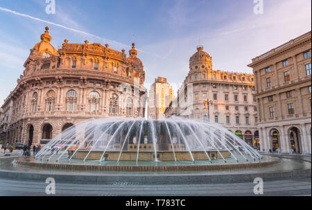 Genua, Genua, Italien: Piazza De Ferrari Hauptplatz von Genua, für seine Brunnen bekannt, Börse (Borsa), Credito Italiano Stockfoto