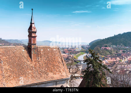 Luftaufnahme von Sighisoara in Richtung Tarnava River, mit der Klosterkirche auf der linken Seite. Stockfoto