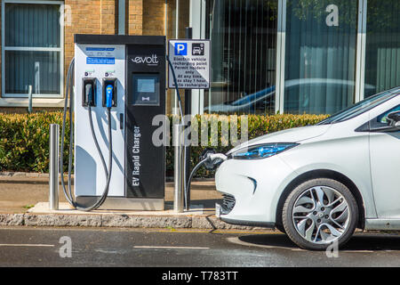 Elektroauto gesteckt Evolt Point in Cambridge, England, UK. Stockfoto