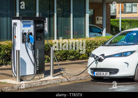 Elektroauto gesteckt Evolt Point in Cambridge, England, UK. Stockfoto