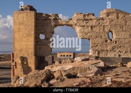 Ruinen eines verlassenen leprosis Krankenhaus. Raue Steinmauern. Morgen mit einem blauen Himmel. Abades, Teneriffa, Kanarische Inseln, Spanien Stockfoto