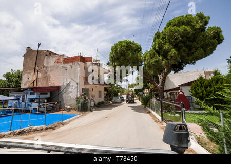 Sithonia, Chalkidiki, Griechenland - 27. Juni 2014: SUV-Auto Land Rover Defender 110 fahren auf der Off-road Лэнд Ровер Дефендер 4x4 Греция Ситония Халкидики Stockfoto