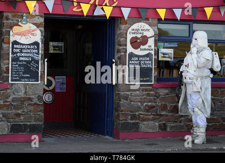 Mitglied der "501st Legion Irland Garnison' gekleidet als Snowtrooper auf den Straßen von Portmagee, Kerry, während der Mai der 4. Festival, wo Szenen aus Star Wars gedreht wurden. Stockfoto