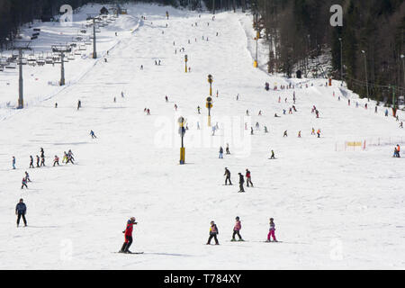 Viele Skifahrer und Snowboarder auf der Piste im Skigebiet Stockfoto