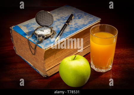 Noch immer leben Buch mit Stift, Apfel- und Orangensaft. Stockfoto