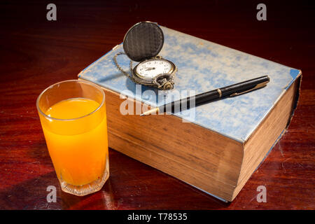 Noch immer leben Buch mit Stift, Beobachten und Orangensaft. Stockfoto