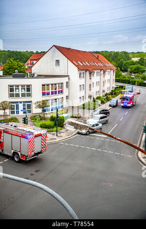 ESSEN/Deutschland - VOM 29. APRIL 2019 Feuerwehrleute helfen zu löschen brennende Wohnung Stockfoto