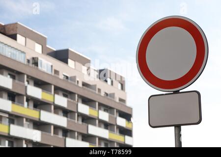 Konzeptionelle alle Fahrzeuge verboten Schild - mit leeren Arbeitsplatte - Mehrfamilienhaus im Hintergrund Stockfoto