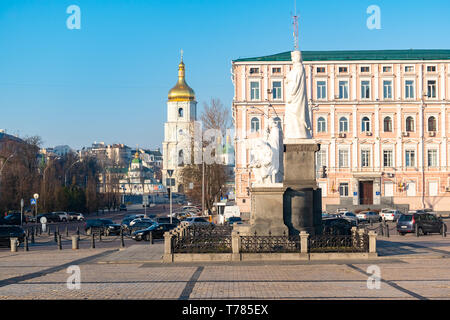 Platz mit einem fussgänger Gehweg und ein Denkmal für Prinzessin Olga und im Hintergrund der Kirchturm von Sophia Orthodoxe Kirche Stockfoto