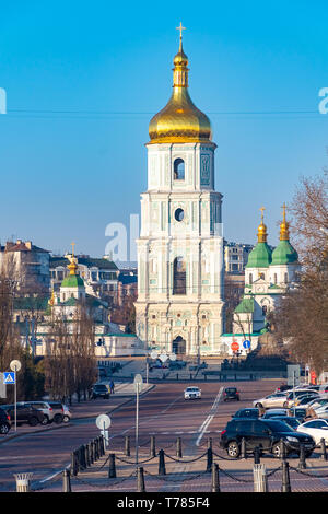 Platz mit einem fussgänger Gehweg und ein Denkmal für Prinzessin Olga und im Hintergrund der Kirchturm von Sophia Orthodoxe Kirche Stockfoto