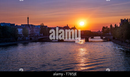 Paris, Frankreich, 22. August 2018: Panoramablick auf Paris Stadtbild mit alten Brücke und Fluss Stockfoto