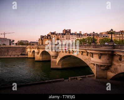 Paris, Frankreich, 22. August 2018: Panoramablick auf Paris Stadtbild mit alten Brücke und Fluss Stockfoto