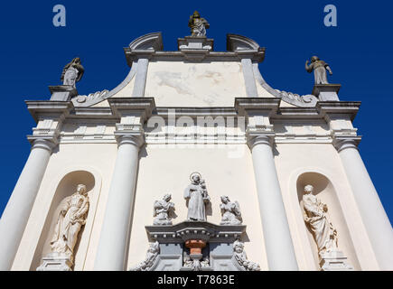 Fassade der kleine barocke St. Antonius Kirche in Aquileia, Italien Stockfoto