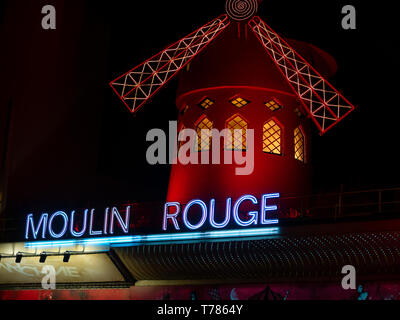 Paris, Frankreich, 21. August 2018: Nachtansicht des Moulin Rouge, einer der am meisten besuchten Ort von Touristen in Frankreich Stockfoto