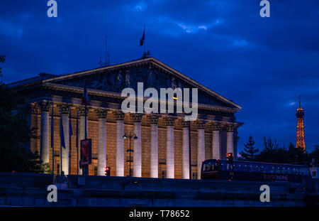 Paris, Frankreich, August 19,2018: La Madeleine, oder Sainte-Marie-Madeleine in der Nacht, eine Römisch-katholische Kirche in einer dominierenden Position in der 8. Ein Stockfoto