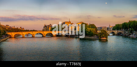 Paris, Frankreich, 22. August 2018: Panoramablick auf Paris Stadtbild mit alten Brücke und Fluss Stockfoto
