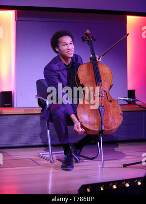 Britische Cellistin Sheku Kanneh-Mason, die auf der Hochzeit von Prinz Harry zu Meghan Markle am 19. Mai 2018 spielte, während der eintägigen Veranstaltung Decca 90: eine Feier, an der V&A, in London. Stockfoto