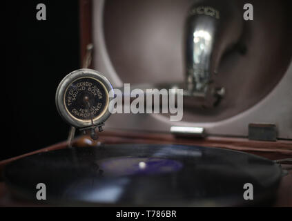 Eine tragbare Grammophon von der Decca Gramophone Company auf dem Display, während der eintägigen Veranstaltung Decca 90: eine Feier, an der V&A, in London. Stockfoto