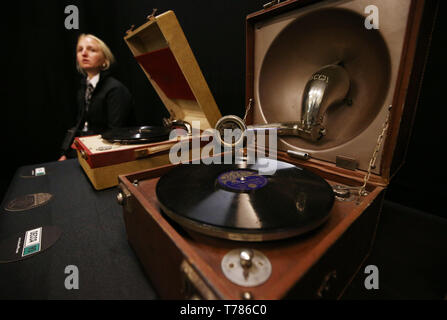 Tragbare Plattenspieler von der Decca Gramophone Company auf dem Display, während der eintägigen Veranstaltung Decca 90: eine Feier, an der V&A, in London. Stockfoto