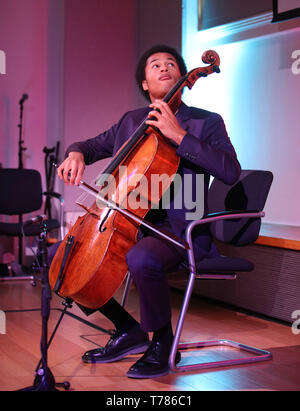 Britische Cellistin Sheku Kanneh-Mason, die auf der Hochzeit von Prinz Harry zu Meghan Markle am 19. Mai 2018 spielte, während der eintägigen Veranstaltung Decca 90: eine Feier, an der V&A, in London. Stockfoto