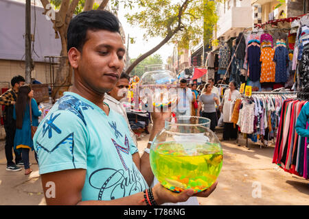 Indien, Neu-Delhi, 30. Mär 2019 - Voll Kleidung Markt im Zentrum von New Delhi Stockfoto