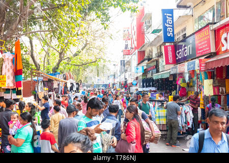 Indien, Neu-Delhi, 30. Mär 2019 - Voll Kleidung Markt im Zentrum von New Delhi Stockfoto