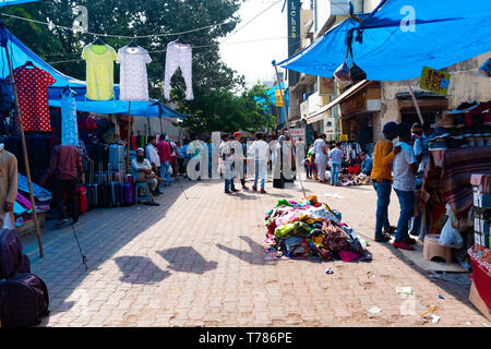 Indien, Neu-Delhi, 30. Mär 2019 - Voll Kleidung Markt im Zentrum von New Delhi Stockfoto