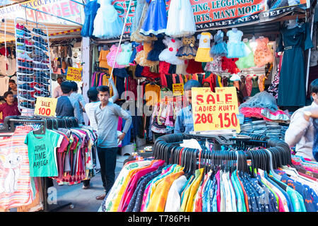 Indien, Neu-Delhi, 30. Mär 2019 - Voll Kleidung Markt im Zentrum von New Delhi Stockfoto