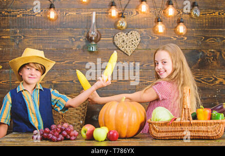 Gründe, warum jedes Kind Landwirtschaft erleben sollte. Verantwortlich für die tägliche farm Chores. Kinder Bauern Mädchen junge Gemüse ernten. Kinder präsentieren Bauernhof Ernte Holz- Hintergrund. Farm der Familie. Stockfoto