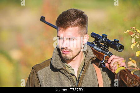 Die Streitkräfte. Camouflage. Bärtiger Mann Jäger. Jagd Fähigkeiten und Waffen Ausrüstung. Wie schalten Sie die Jagd in Hobby. Uniform Mode. Mann Jäger mit Gewehr Pistole. Boot Camp. Volle Konzentration. Stockfoto