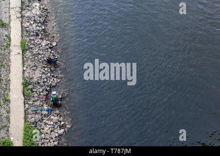 Angler am Ufer des Rheins Stockfoto