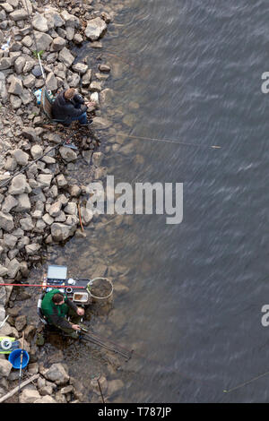 Angler am Ufer des Rheins Stockfoto