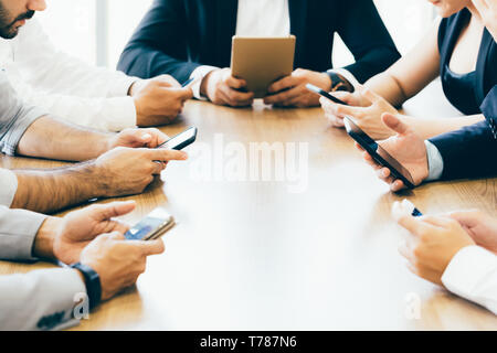 In der Nähe von Mann und Frau alles mit dem Telefon auf dem Schreibtisch im Büro Stockfoto