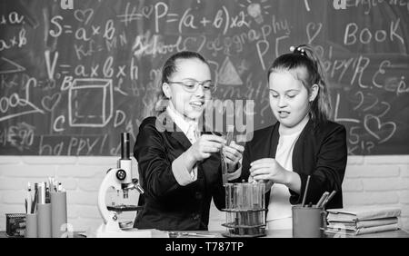Sicherheitsmaßnahmen für die sichere chemische Reaktion. Genius Kinder arbeiten an eigenen chemischen Theorie. Grundkenntnisse der Chemie. Schüler nette Mädchen Röhrchen mit Flüssigkeiten verwenden. Chemisches experiment Konzept. Stockfoto
